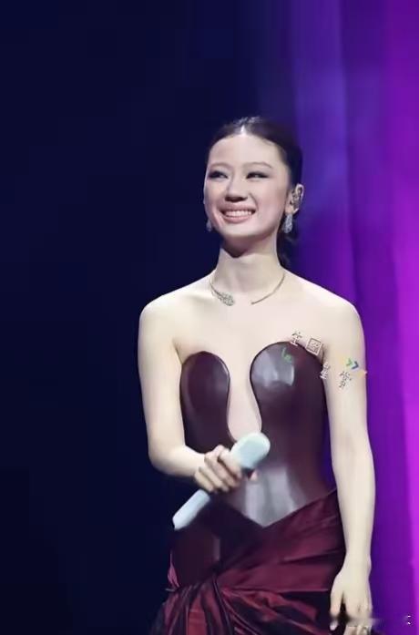之前对单依纯没啥特别的印象，就是觉得唱歌很好听，这次恋情爆出来反而对她好感更高了