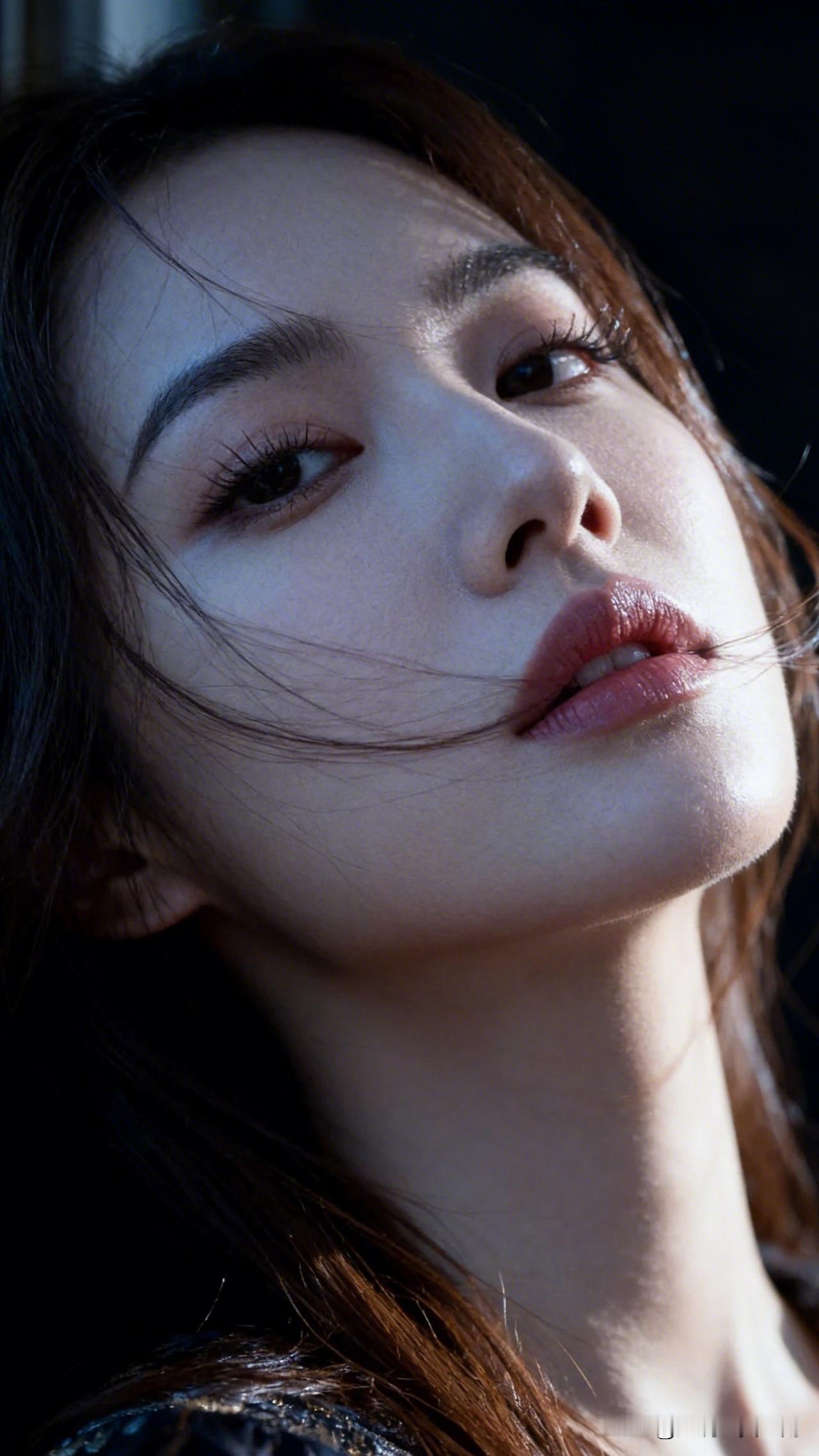 优雅侧颜，光影交错，尽显温柔魅力。哪个坐姿最能展示东方女性的美?