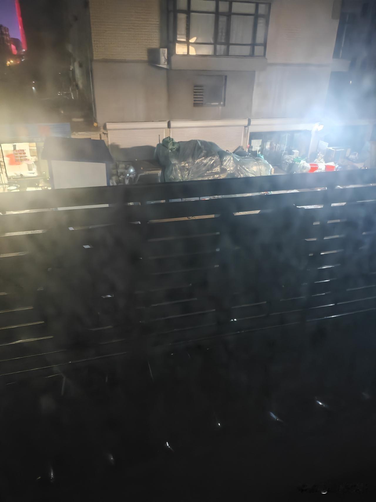 半夜1点，上了趟厕所，发现对面的送外卖餐馆还亮着灯。
几个送外卖的小哥电动车，停