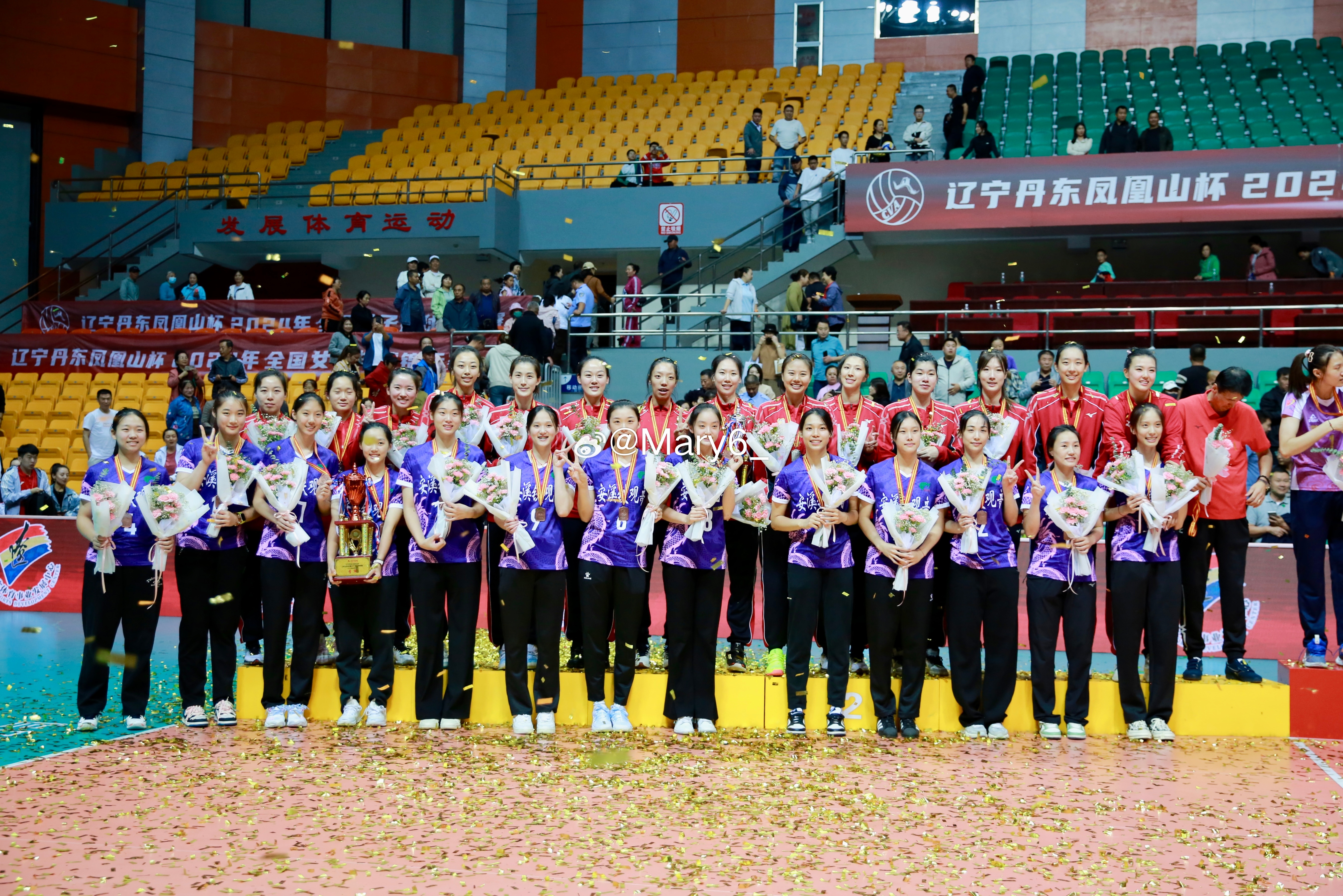 江苏女排 福建女排颁奖后合影 ​​​