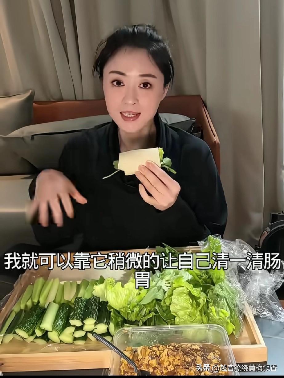 蒋欣的减肥菜又出来了，这道菜就是把生菜、黄瓜和鸡蛋酱搅拌在一起，用豆皮包起来吃，