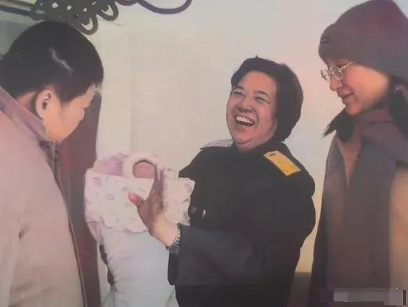 2003年，一张珍贵的全家福定格了毛家的喜悦。照片中邵华抱着刚出生的曾孙毛东东，