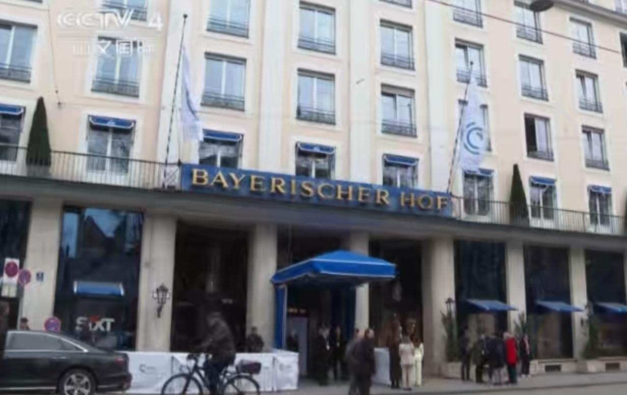 慕尼黑安全会议与欧盟总部的画面交织，凸显欧洲安全格局的复杂博弈。慕尼黑会场外安保