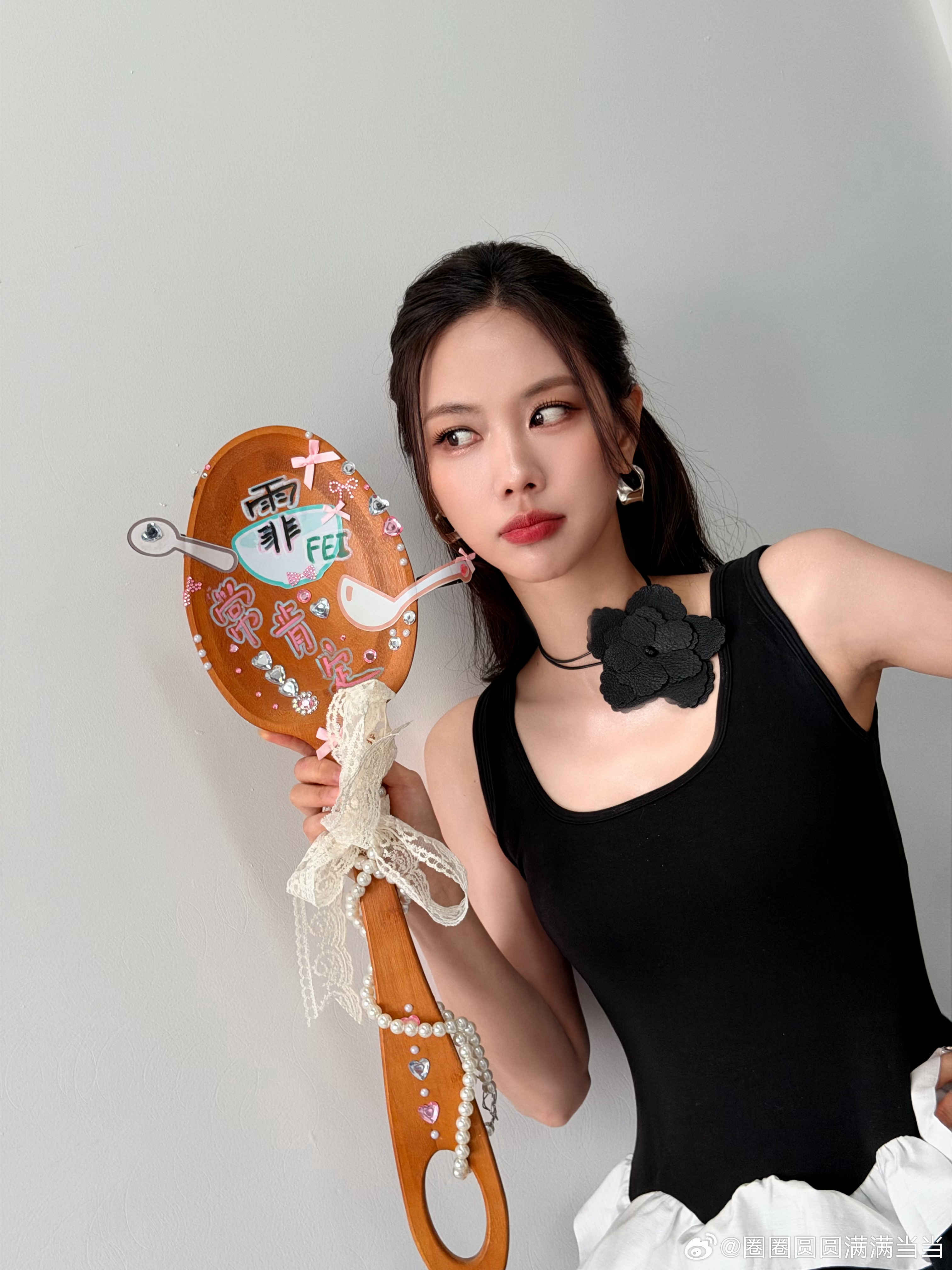 王霏霏这是真来进修厨艺的 王霏霏认真钻研菜品做法的样子太有魅力了，每一个烹饪细节