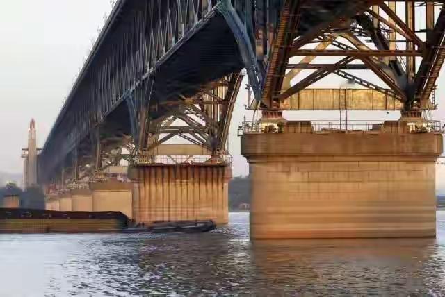 已列入工业遗产保护名录，南京长江大桥为何还逃不过被拆的争议声

说起来，这座大桥