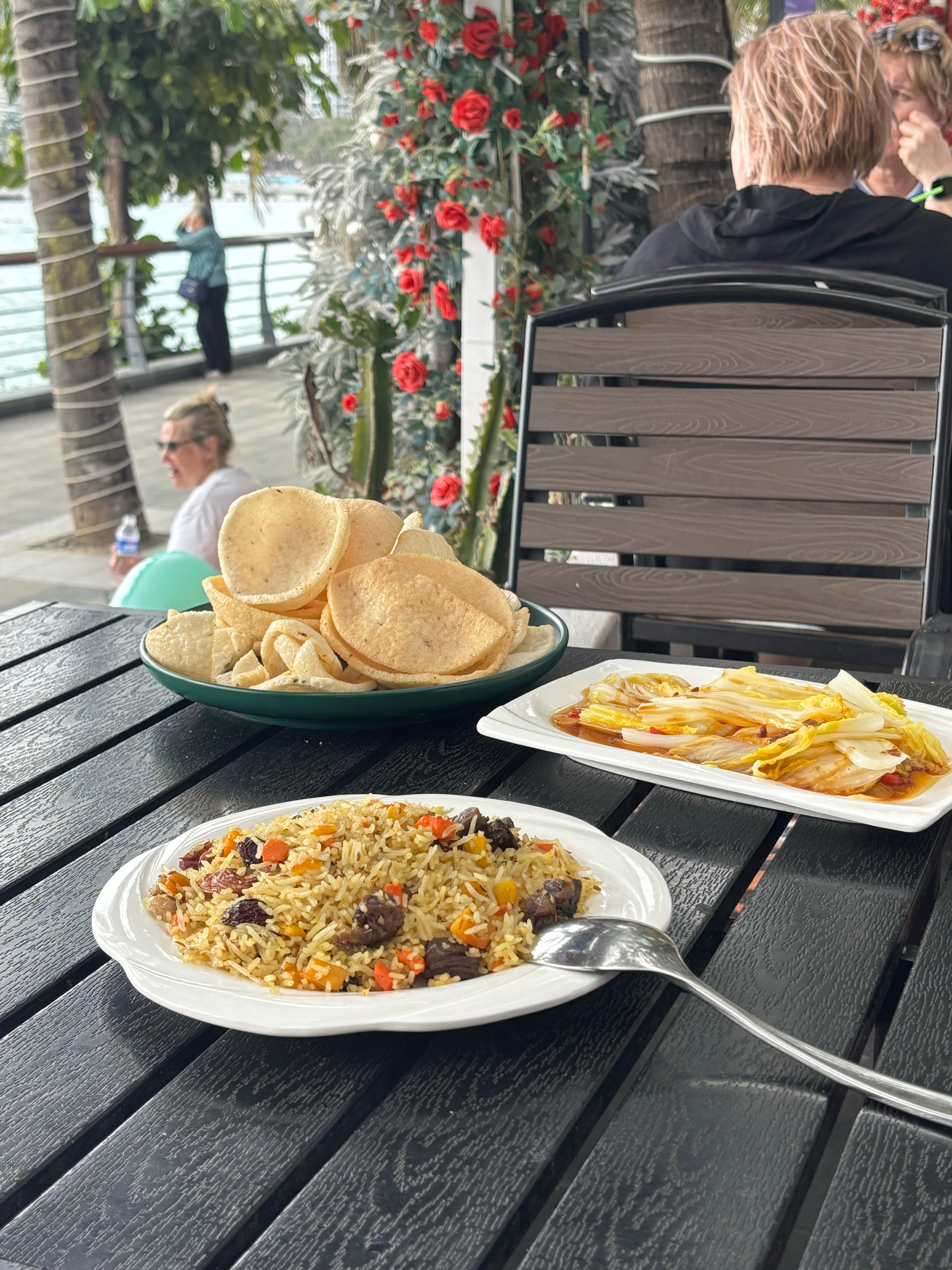 俄国人在路边坐着看我吃抖音团购的套餐。我突然感觉天朝人民崛起了，黄种人吃的比白种