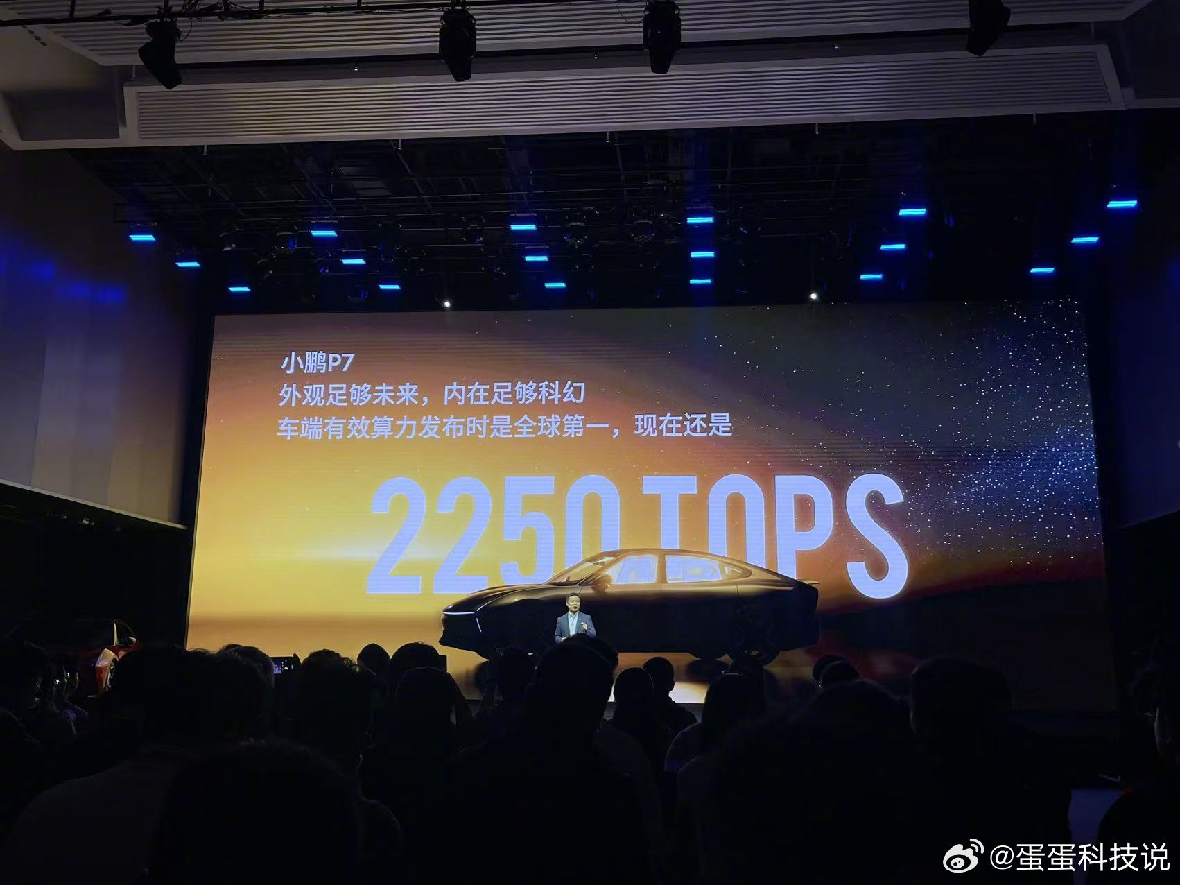 小鹏P7新色今日发布 当初就被小鹏P7的设计给吸引住了目光，确实咱小鹏P7颜值这