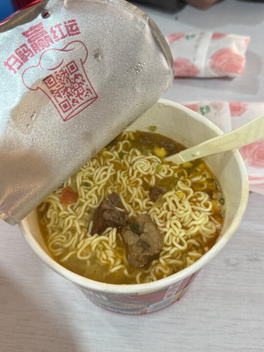 玉龙雪山30一碗的康师傅牛肉面