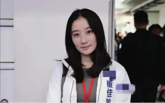 郑丽文率国民党 14 人代表团访陆，团队里最受关注的莫过于 30 岁的国际事务部