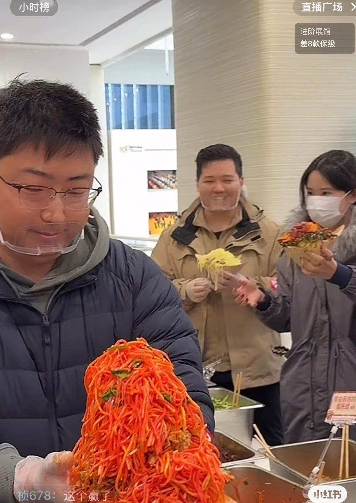 西安菜夹馍大赛，冠军选手应该已经出现。

这位眼镜哥以绝对优势力压众人，馍在他手