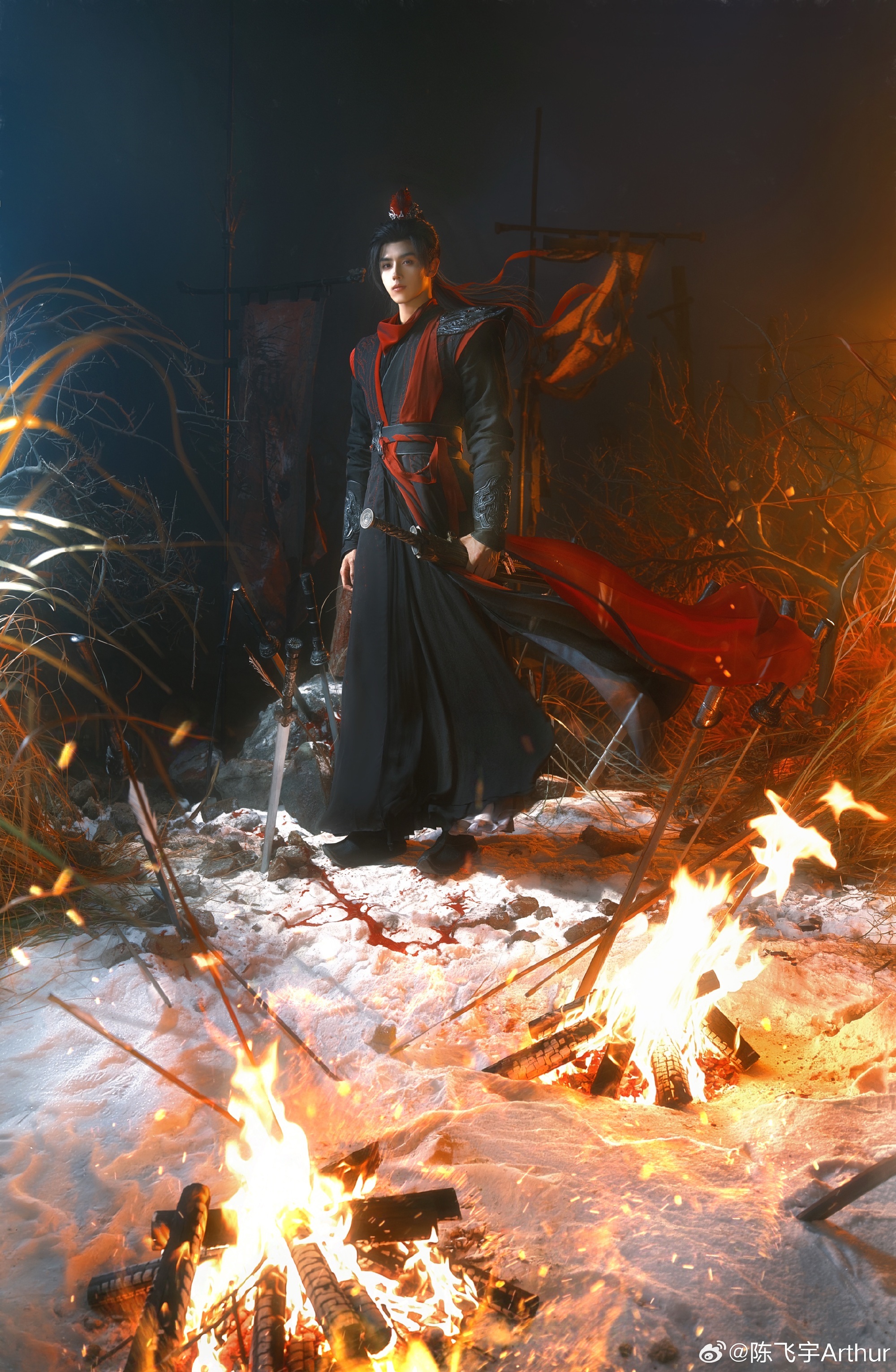 陈飞宇战损将军大片 谁被陈飞宇黑衣红带的将军造型戳中了！利落身段自带战场气场，清