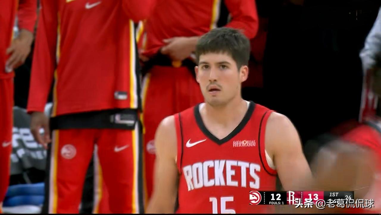 火箭新星谢波德的防守终于有起色了！在今天火箭主场迎战老鹰的比赛中，目前双方的上半