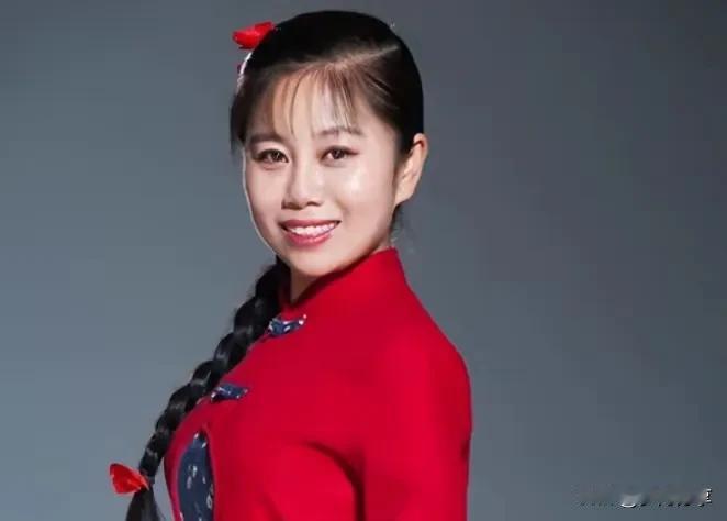 歌手崔苗，出生在陕西榆林一个普普通通的农民家庭，为了上央视“星光大道”节目，实现