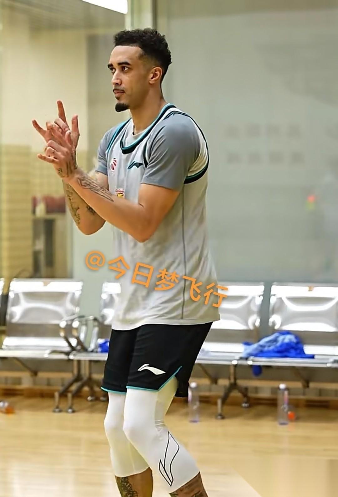 广东队官方发布备战广厦的训练视频，明晚12人大名单浮出水面！今晚，广东宏远篮球俱