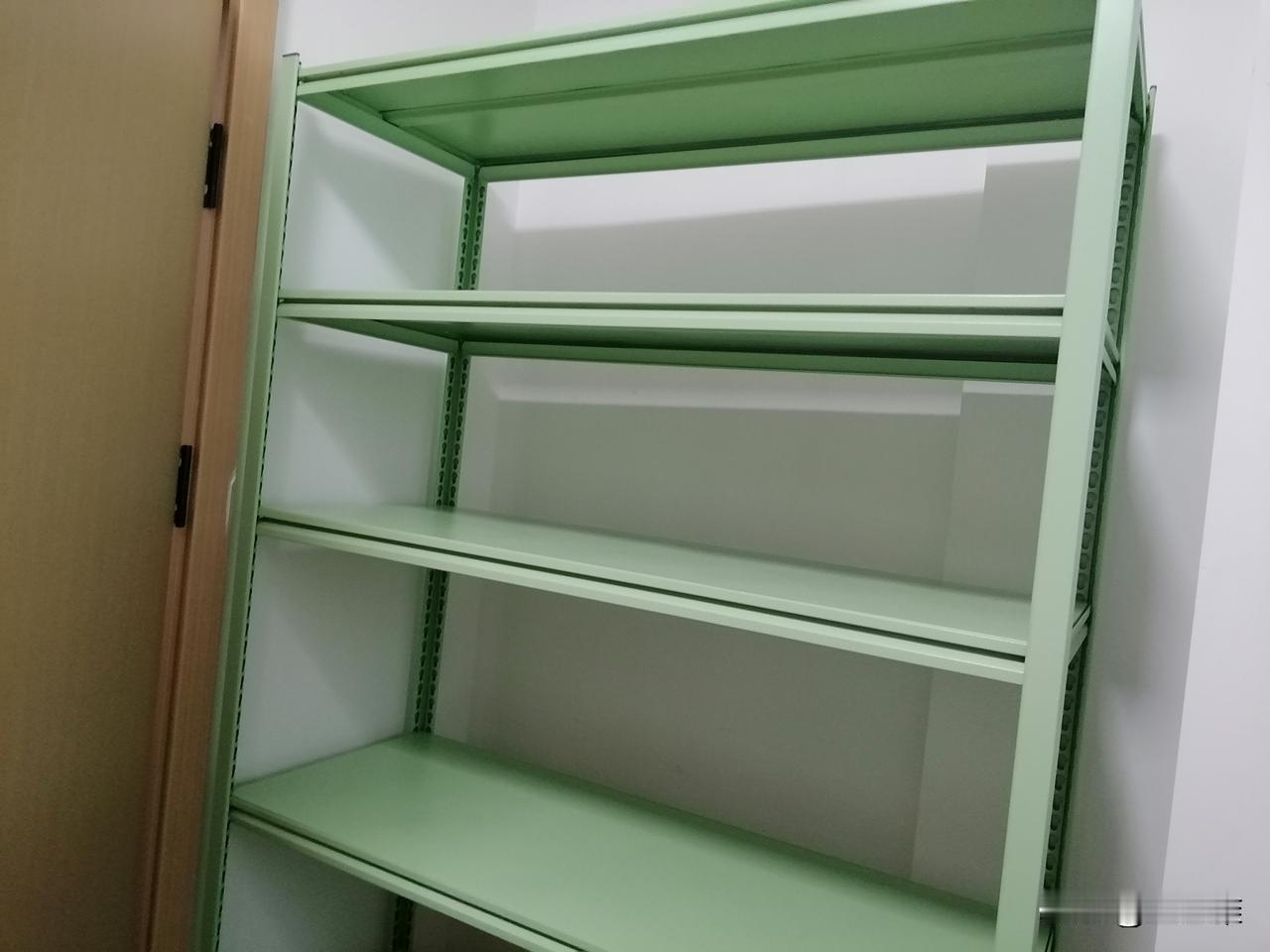 屋里零零碎碎的东西太多，我又组装了一个置物架，准备把东西再归置一下。

经过一个