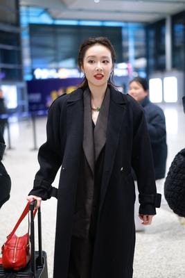 高叶现身上海虹桥机场
身穿黑色大衣出镜
酷飒酷飒的样子很迷人
看了高叶的黑色大衣