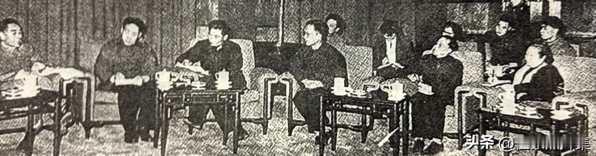 1965年，周恩来总理（左一）与《东方红》创作领导小组成员座谈。在表现长征会师时