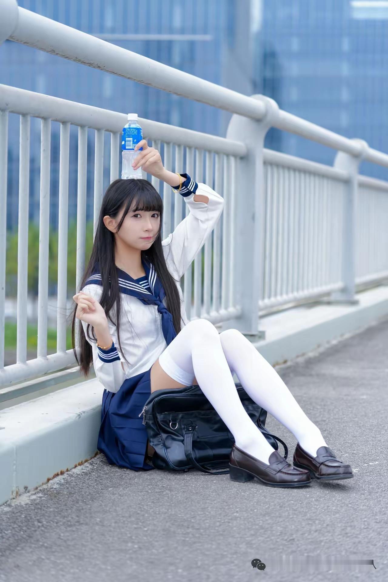 青春校园风，少女与瓶子的清新合影白丝[话题]
