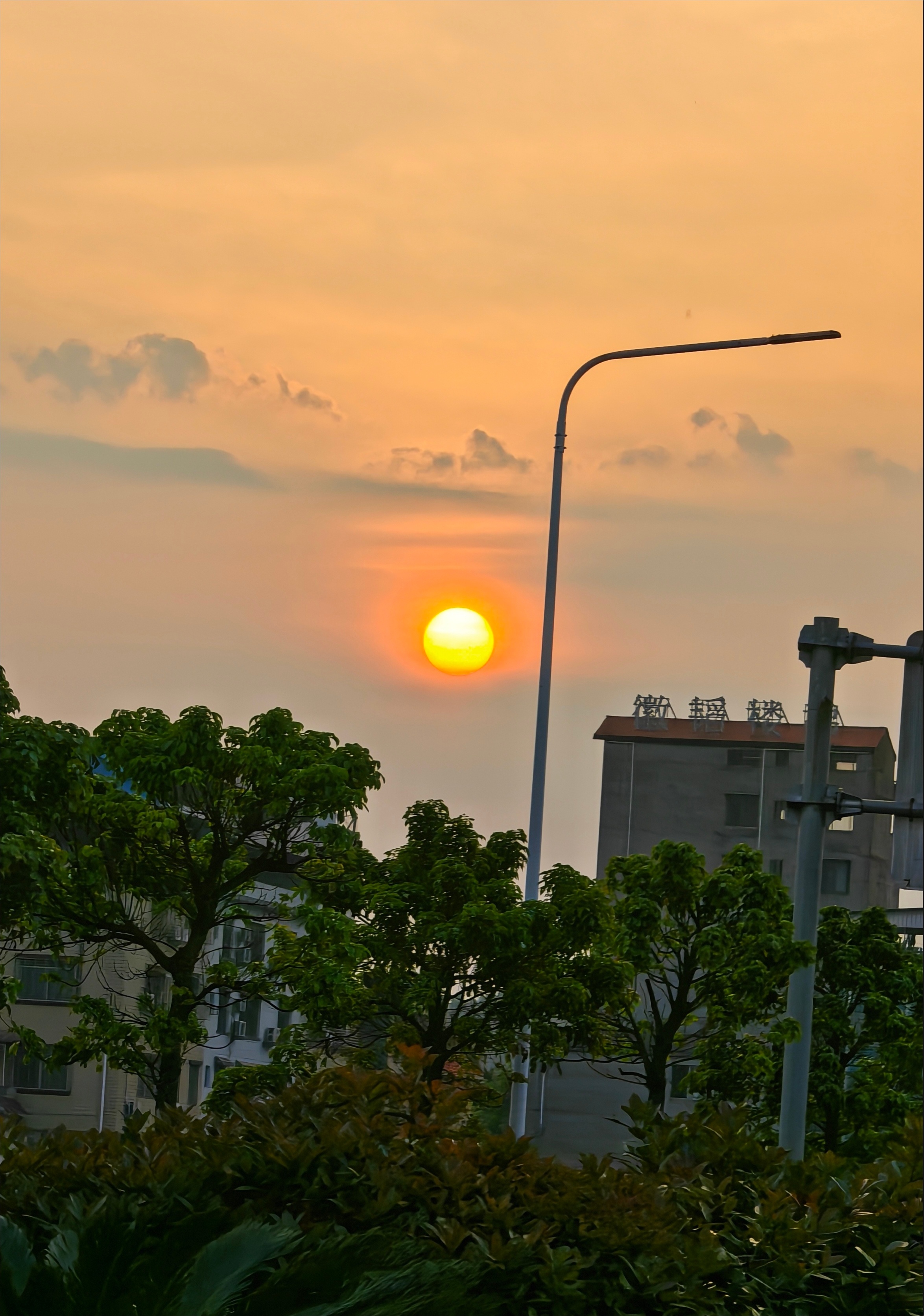 总感觉现在的月亮电量不足了真没留意，不过落日夕阳很漂亮… 