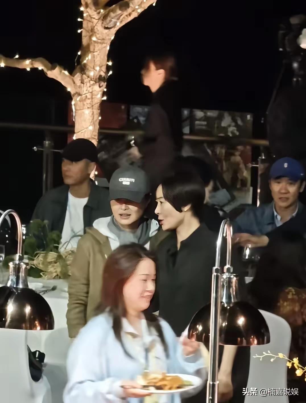 同样的年纪，都选了不婚不育的道路，柯蓝和吴越这对要好的闺蜜一同现身乌镇戏剧节，同