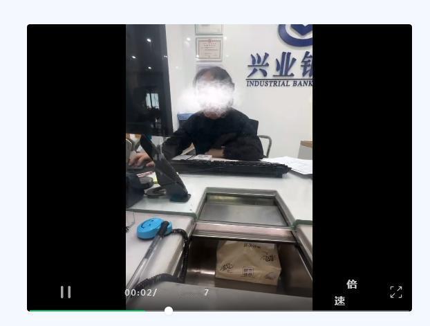 【打工人的不易！盐城一银行柜台小姐姐边哭边办业务，市民：就不能有人调节下吗？】市