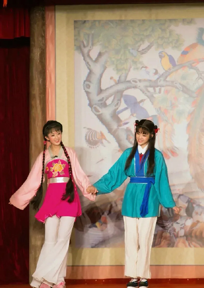 赵丽颖和欧阳娜娜，小丫鬟装太可爱了～  