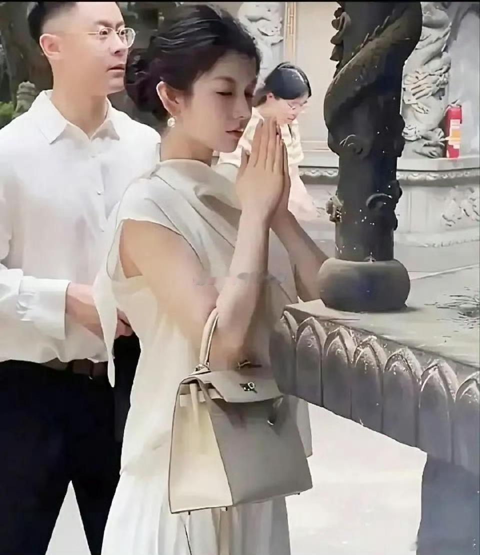 感觉她什么都不缺啊，求啥呢 