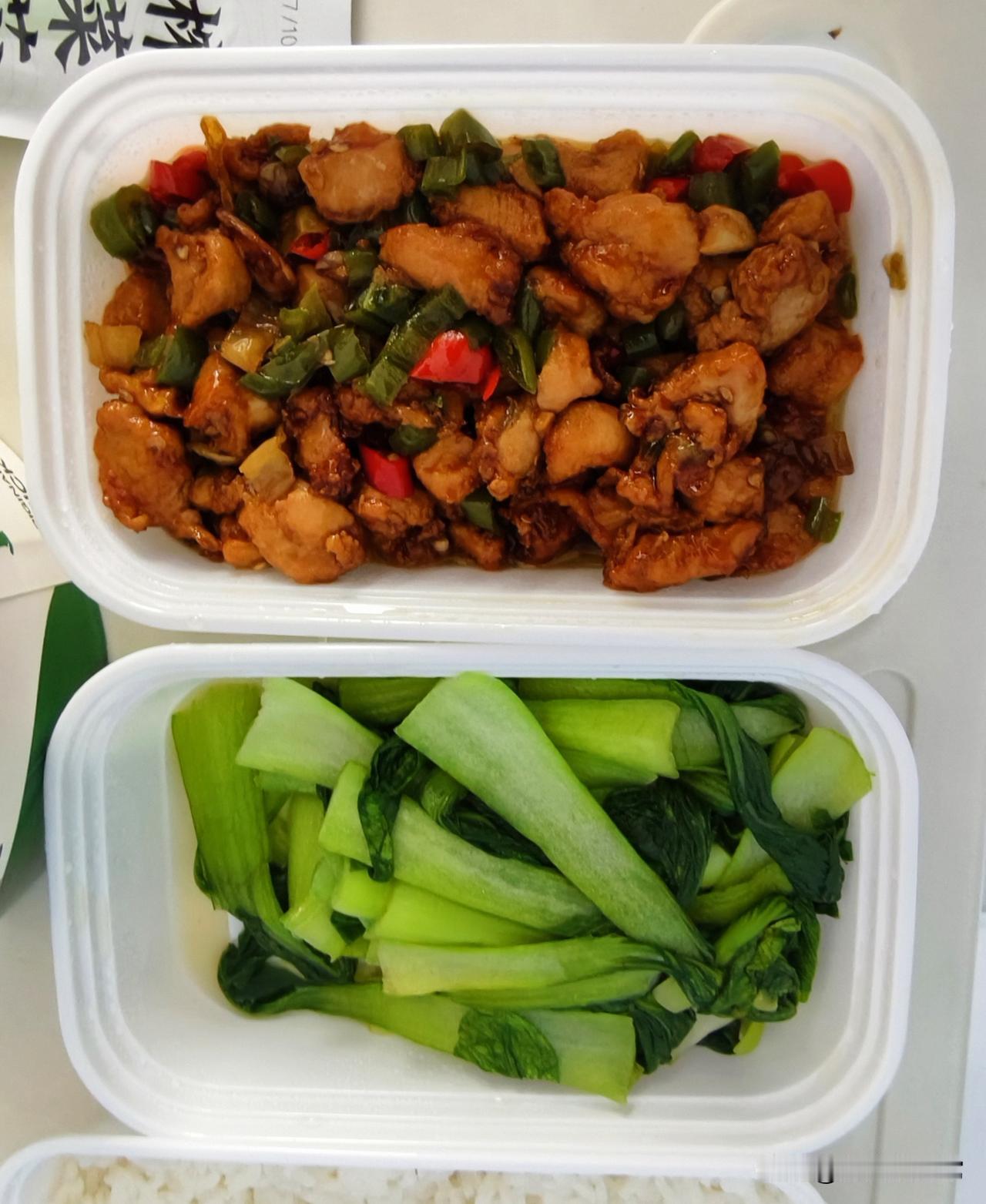 在医院住院日常随笔

今天早上老伴在家做的皮蛋瘦肉粥，还有鸡蛋和杂粮馒头。

这