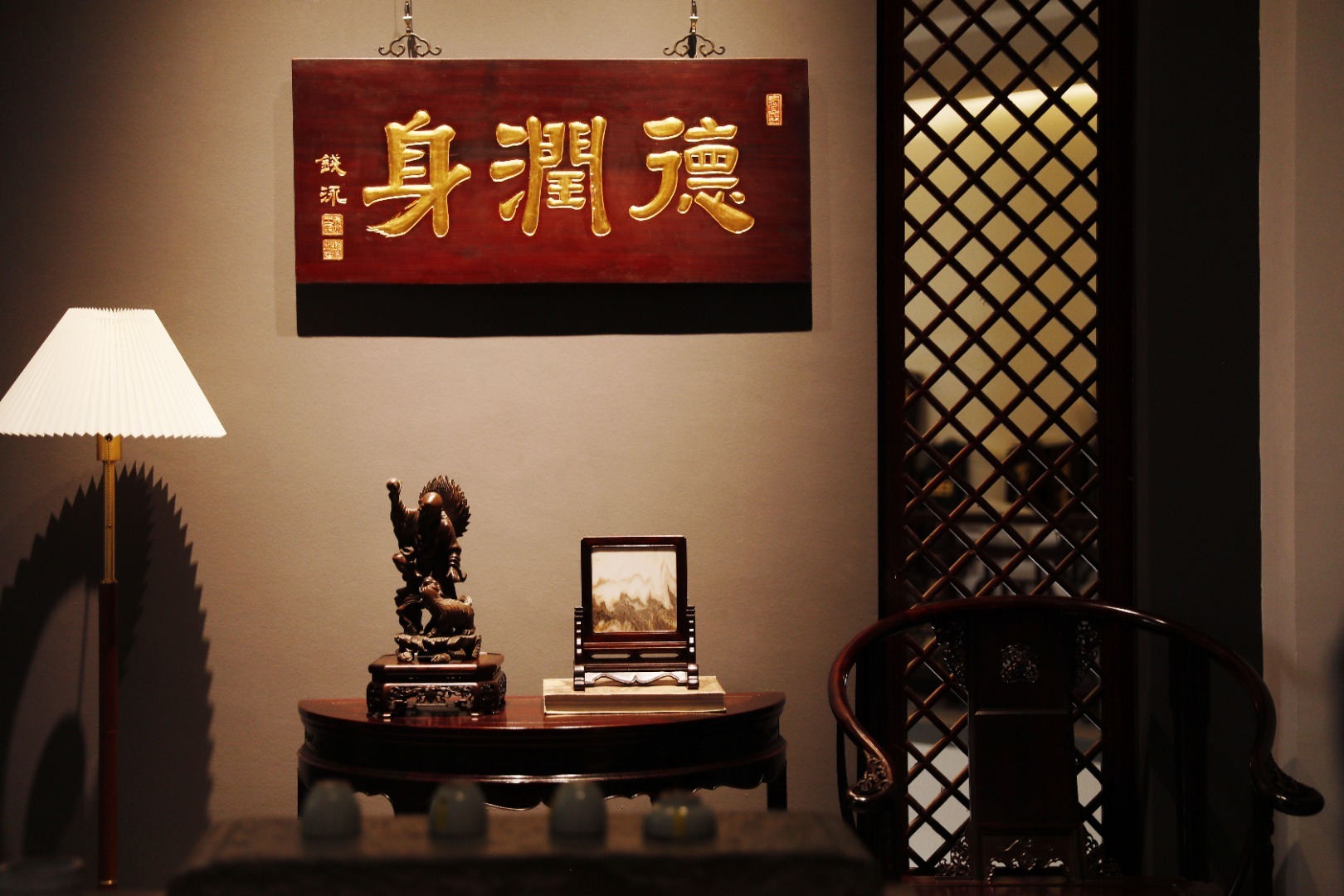 老楠木【德润身】匾额老楠木板新作，保留原皮壳漆，质地古朴，手工刻画，后又真金贴就