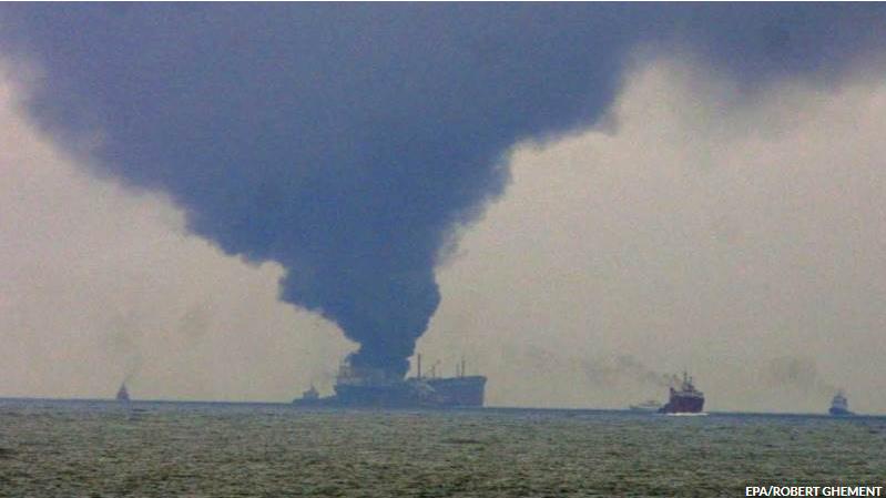 突发：两艘油轮在伊拉克水域遭袭起火，疑与伊朗有关
据当地媒体报道，两艘油轮在伊拉