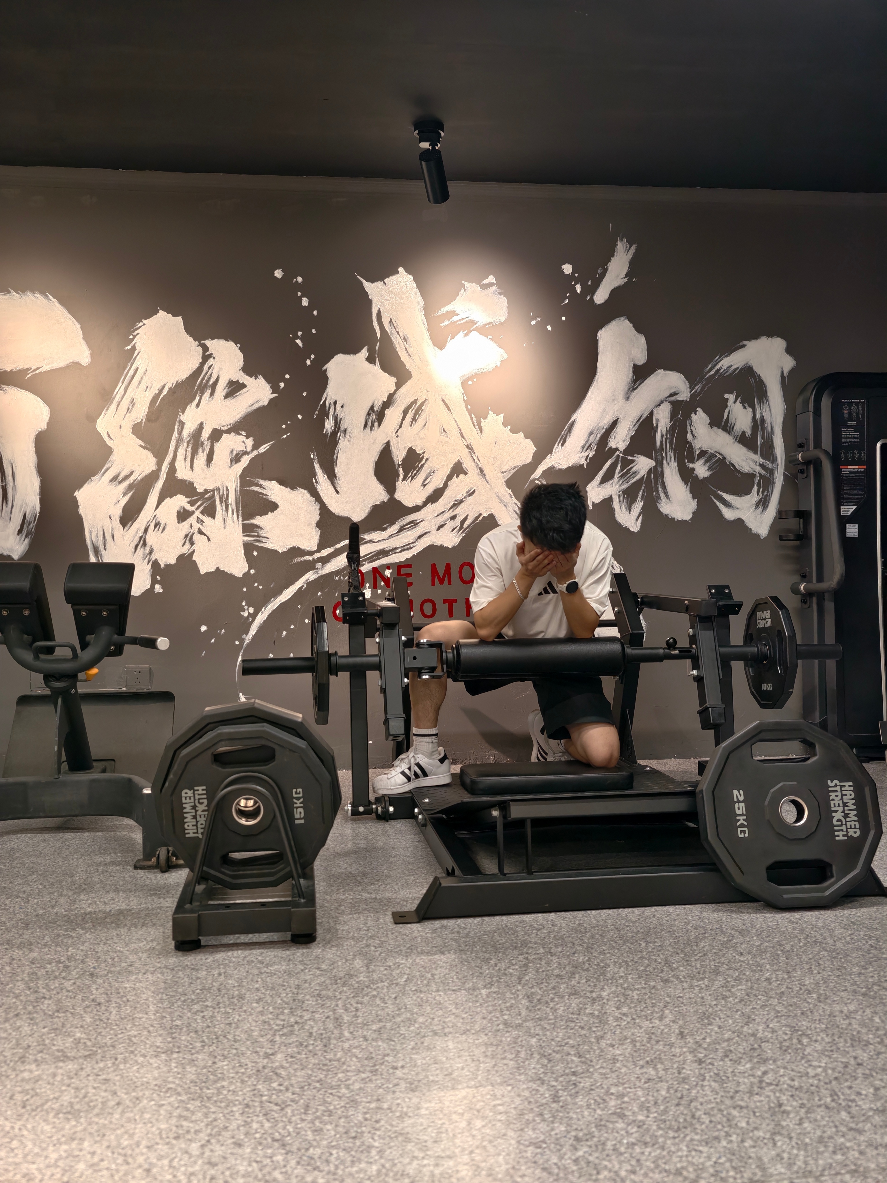 谁家好人下了飞机就直奔健身房练腿，脑袋上酸想吐哈布尔的随行拍