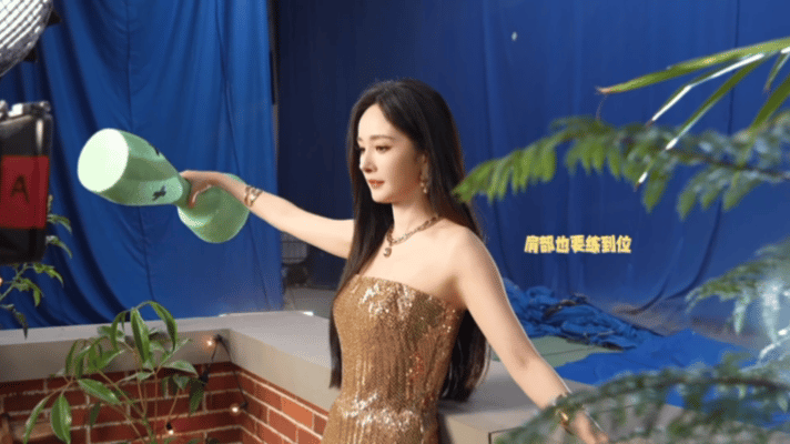 杨幂又在随时大小练了 片场随处可见她健身的身影，趁休息间隙拿道具练肩拉伸，一刻也