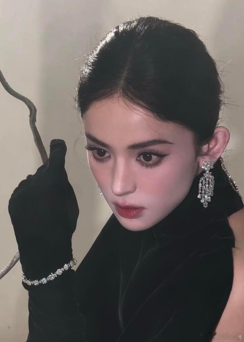 娜扎你也会怀念十八岁的自己吗 看到她仍珍藏十八岁的发箍，曾经的最美艺考生，时光流