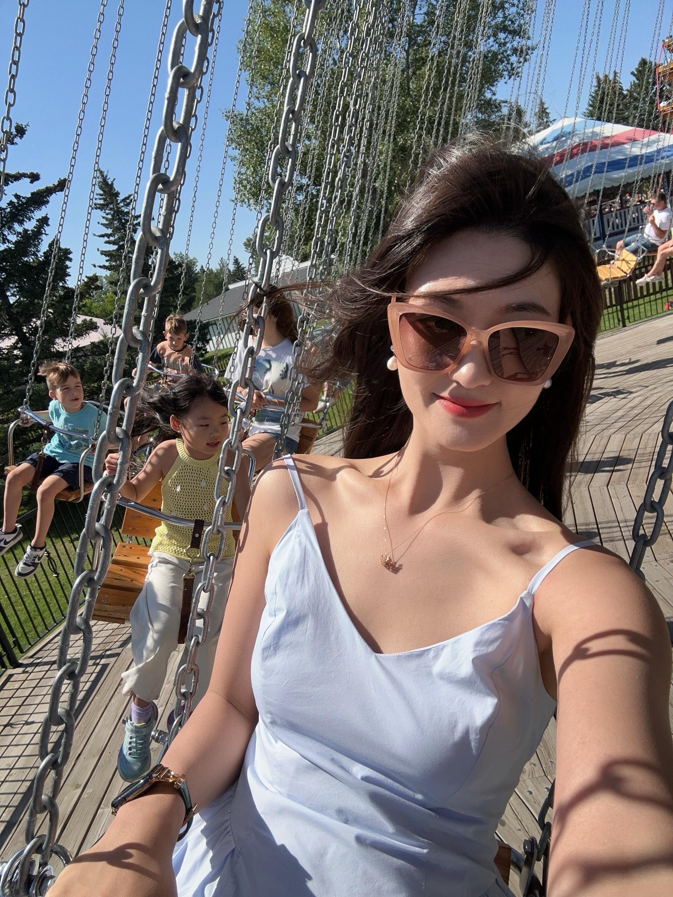 相册里有几万张照片记录着我们的幸福。幸福不属于富人，也不属于穷人，属于知足的人