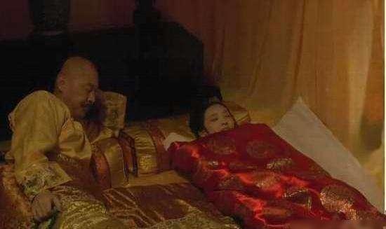 侍寝的妃子抬上龙床后最怕什么？不是皇帝，而是枕边那根油光发亮的棍子。清朝后宫的妃