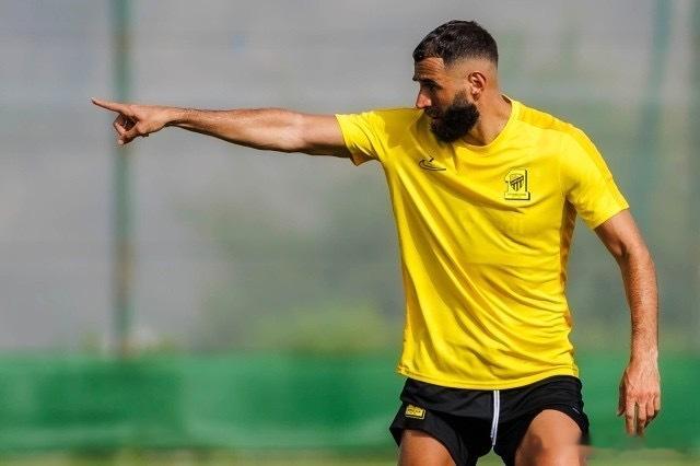 由于对吉达联合提供的续约报价不满，38岁的法国前锋本泽马决定罢赛，在此前吉达联合