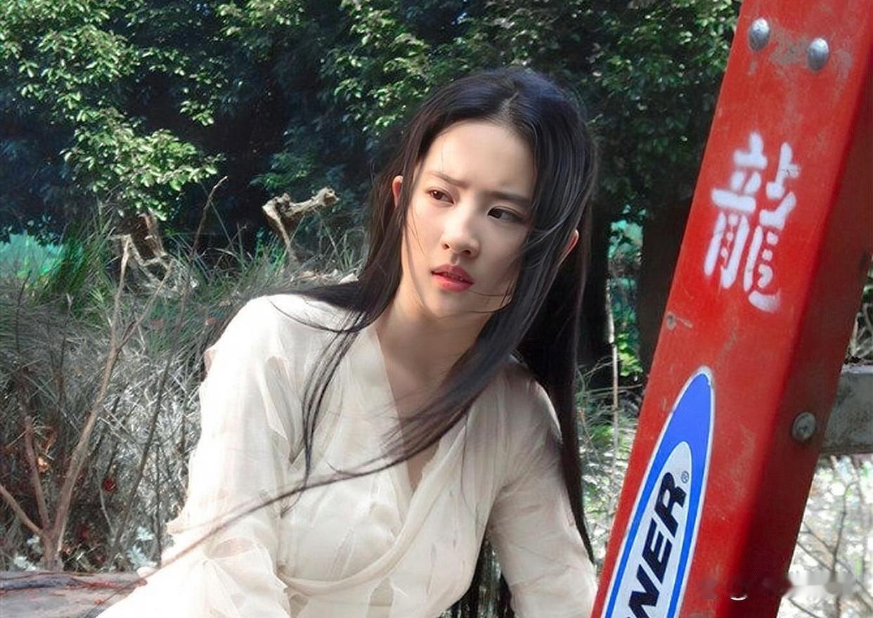 路透照片中的刘亦菲，美得超越银幕，令人心动不已。 