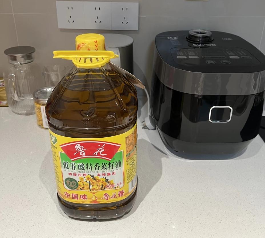 最健康的食用油种类排序：
 
1. 山茶油
2. 特级初榨橄榄油
3. 低芥酸菜