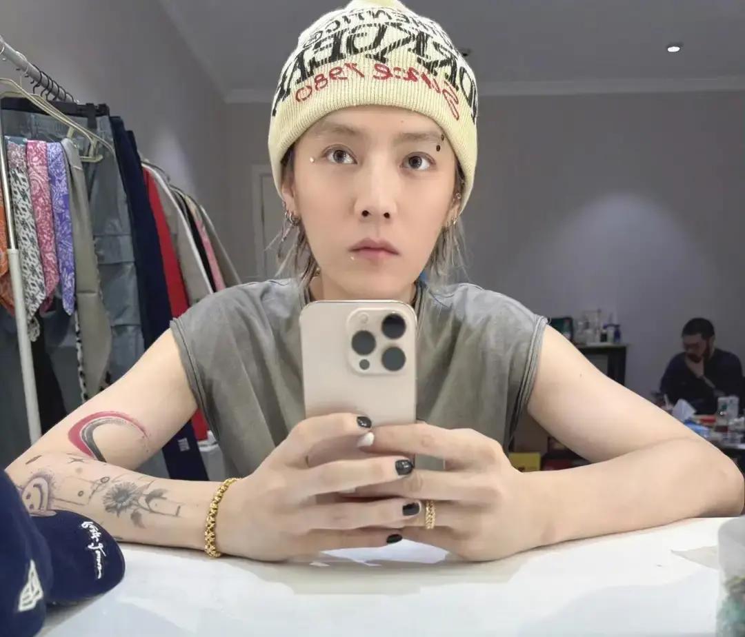 官宣第1小时，微博崩了
 
2017年10月8日中午12点，鹿晗三个字把服务器挤