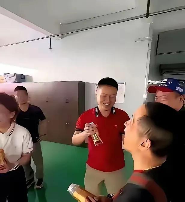东鹏这事翻车最根本的原因
并不是东鹏到底甜不甜腻
也不是创始人林木勤从来不喝，而