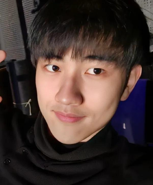 金莎的男友孙丞潇最近参演了一部网剧，这部网剧虽然比短剧的层次高一些，但剧情上融合