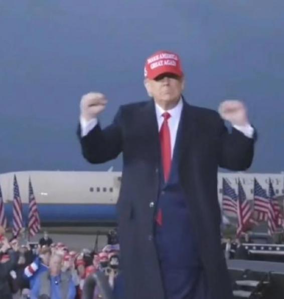 特朗普是美国历史上第一位，也是到目前为止唯一一位在当选总统前，没有任何军事或政府