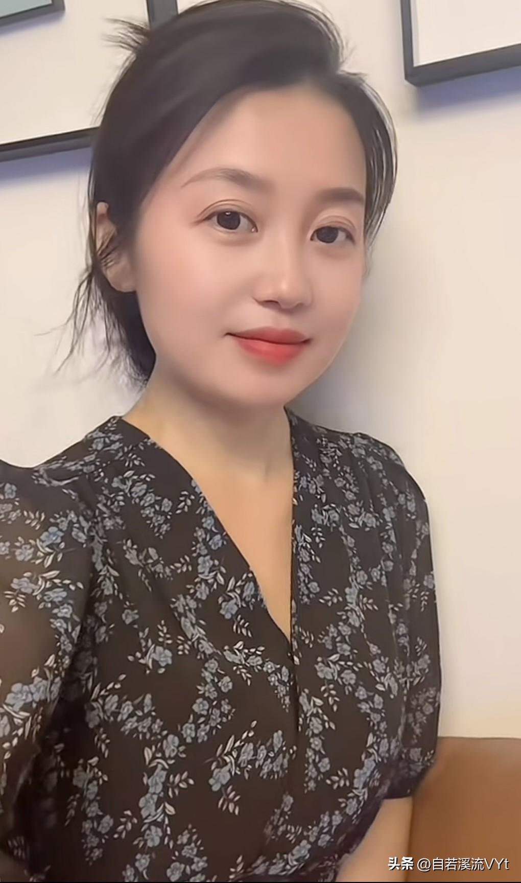 点绛唇·闲居
 
浅绾云丝，碎花轻缀柔衫袖。
眼波清透，浅笑温如酒。
静倚闲窗，