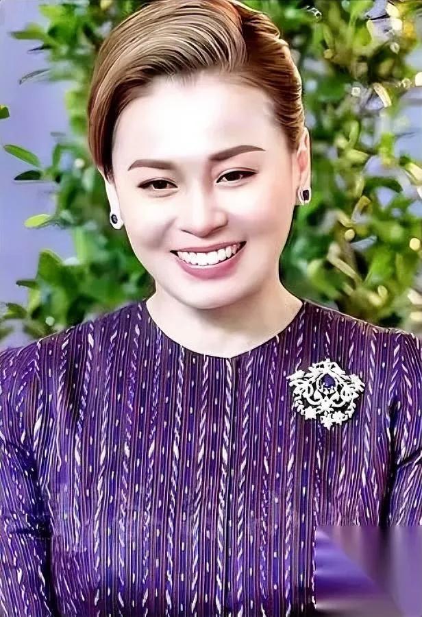 刷到泰王后最新的照片，我盯着看了五分钟——

不是颜值多炸，是这股“稳”劲儿，太