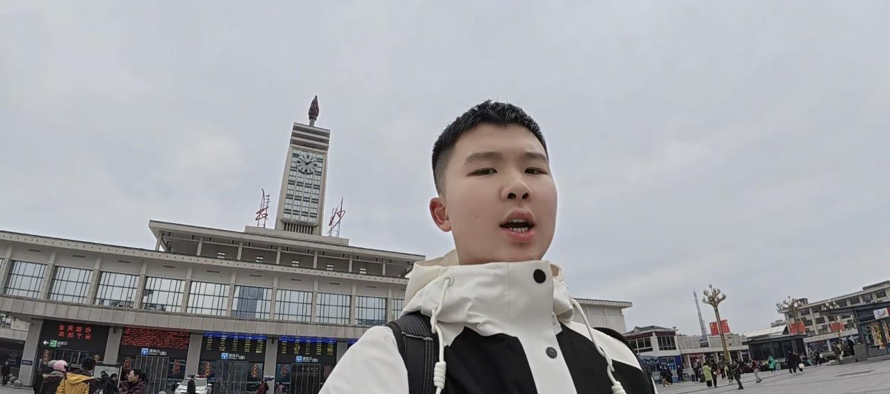 “少年自有少年强！”4月29日报道，江苏连云港14岁少年徐凯睿，用攒了数年的1万