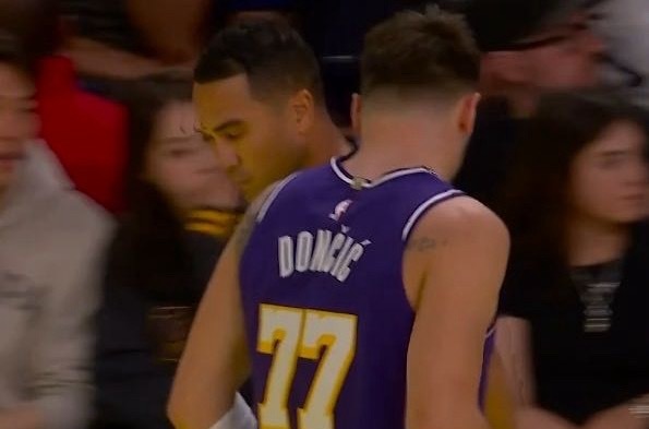 我比较好奇东契奇以前在独行侠也是这样吗球球和裁判抱怨 没停过 快船vs湖人  东