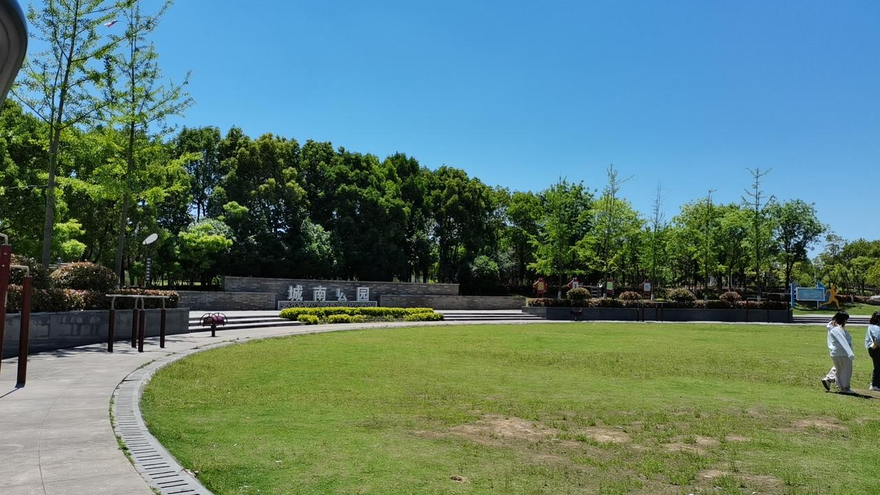 行李放在前夫家门口，
我带着一杯水和零食，
来公园晒太阳坐等儿子放学。

昨晚三