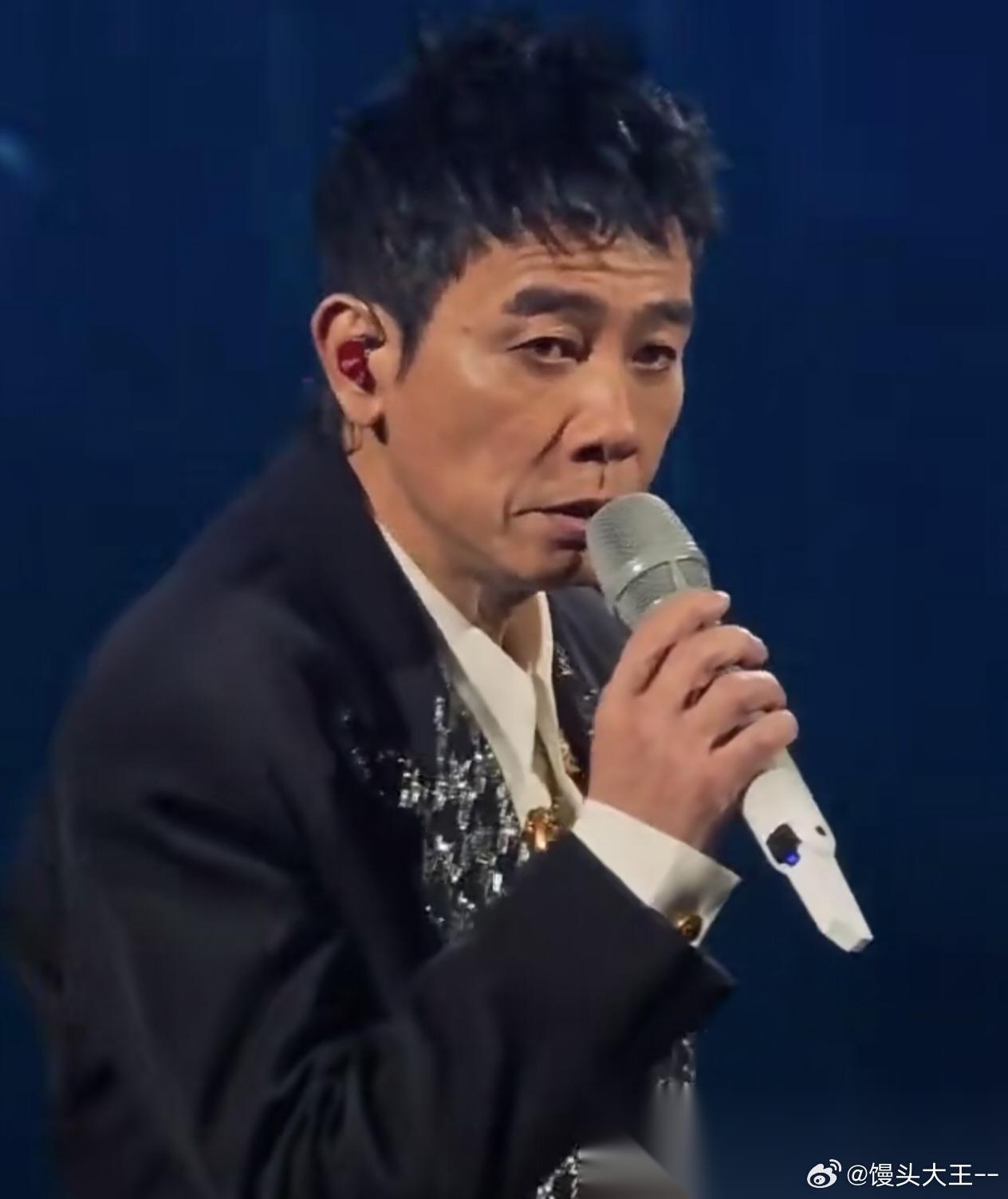 陈小春这个人哪里都好 但偏偏有一样 他真的不太行， 那就是他太信任演唱会的舞台设