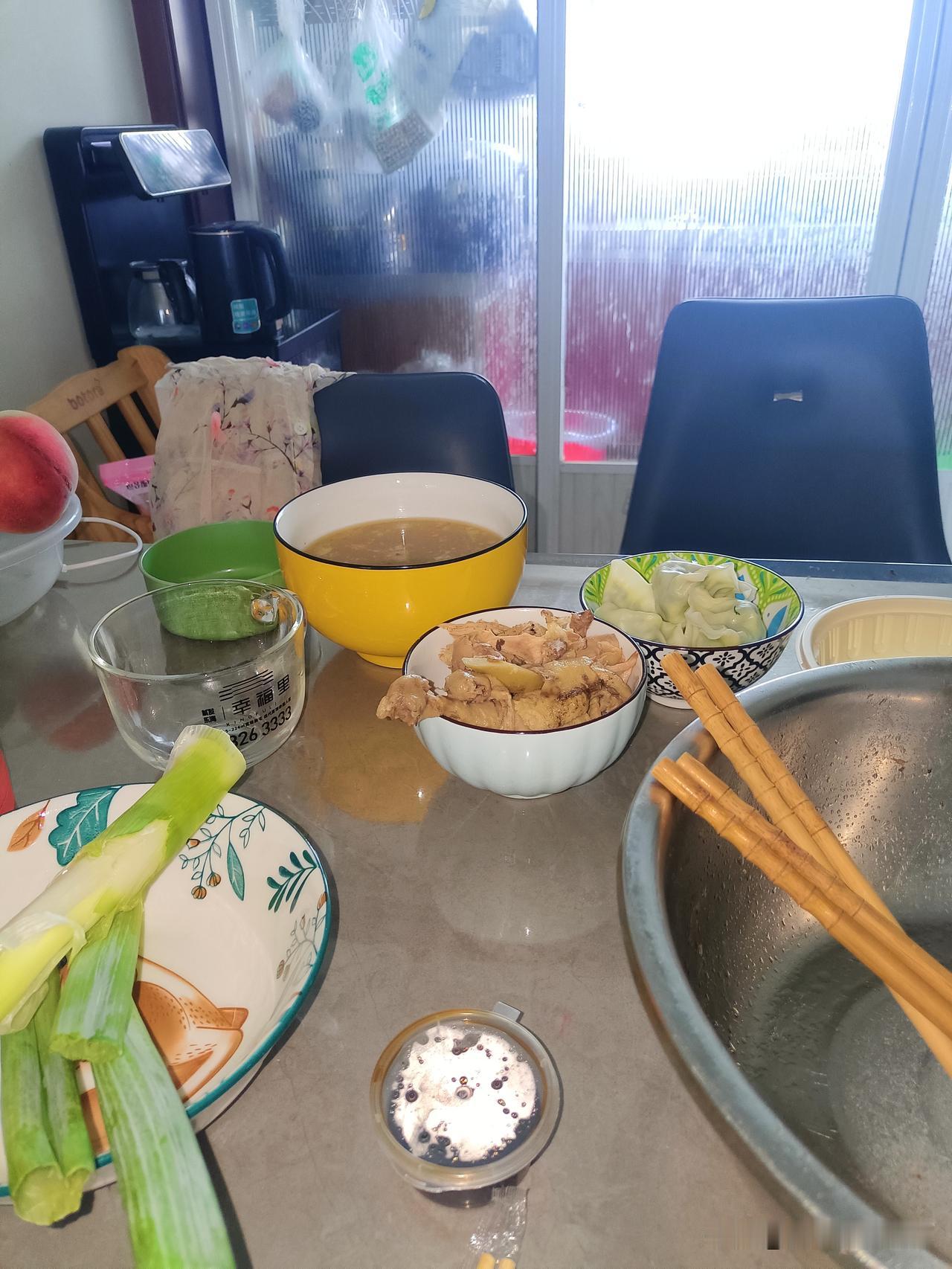今儿中午刚喝了两口酒，奎哥就打电话来说，在哪儿？
在家呢。我说。
等着我，再半个