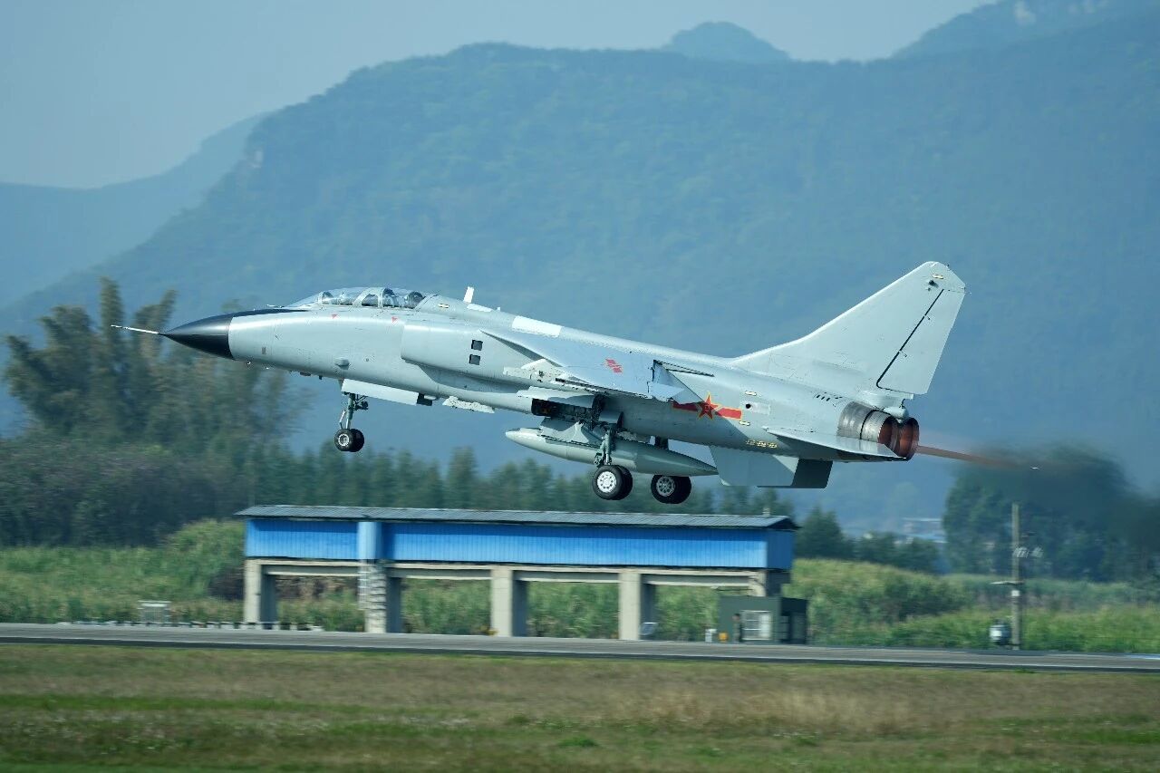 南空某旅歼轰-7A和歼教-5退役实机同框那张不错烽火问鼎计划制胜空天